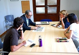 La alcaldesa escucha las explicaciones de Vicente Dómine. l