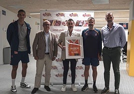 Los entrenadores del Valencia Basket, Rubén Burgos y Pedro Martínez, en el acuerdo con El Pozo.
