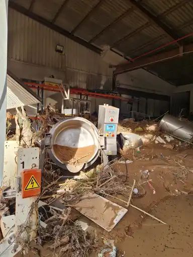 Antes y después de la fábrica de Monchitos de Paiporta tras la dana