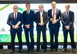 Foto de los premiados por el COIAL.