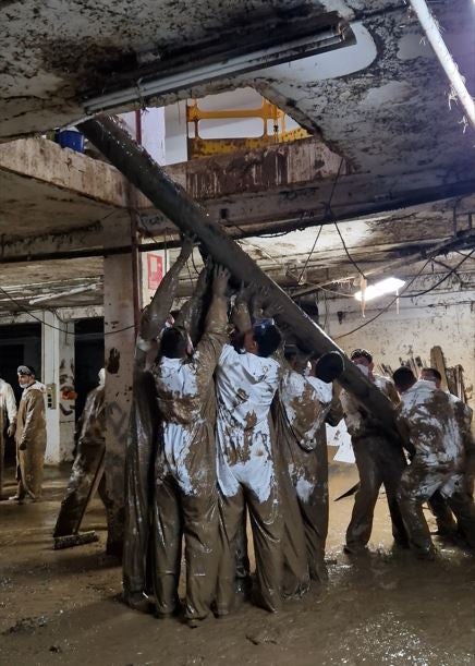 Antes y después de la fábrica de Monchitos de Paiporta tras la dana