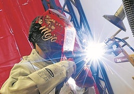 Estudiante en una prueba de soldadura en el Campeonato Autonómico de FP.