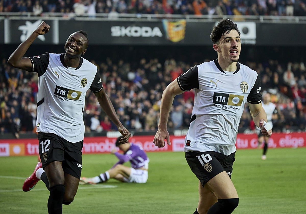 Diego López celebra un gol contra el Valladolid en Mestalla.