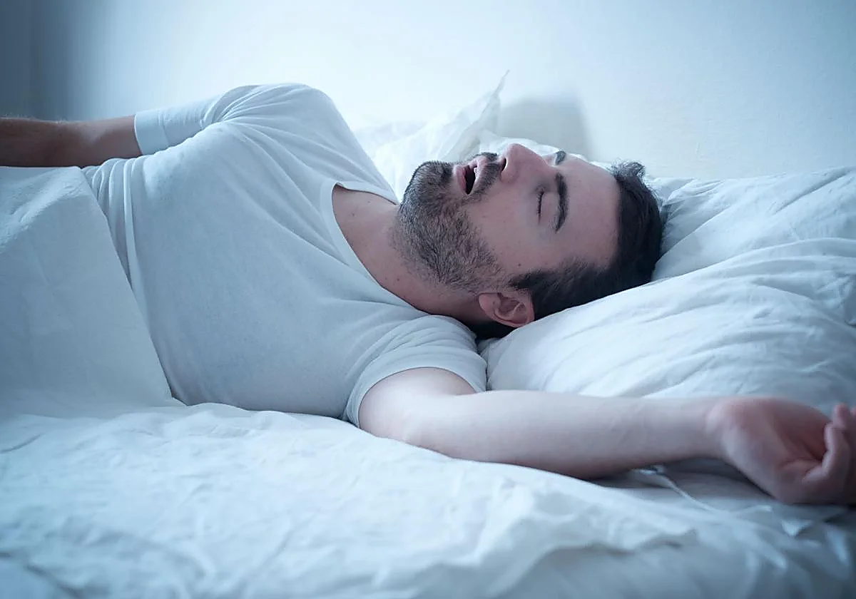 Un hombre duerme profundamente.