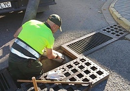 Limpieza en imbornales de Manises.