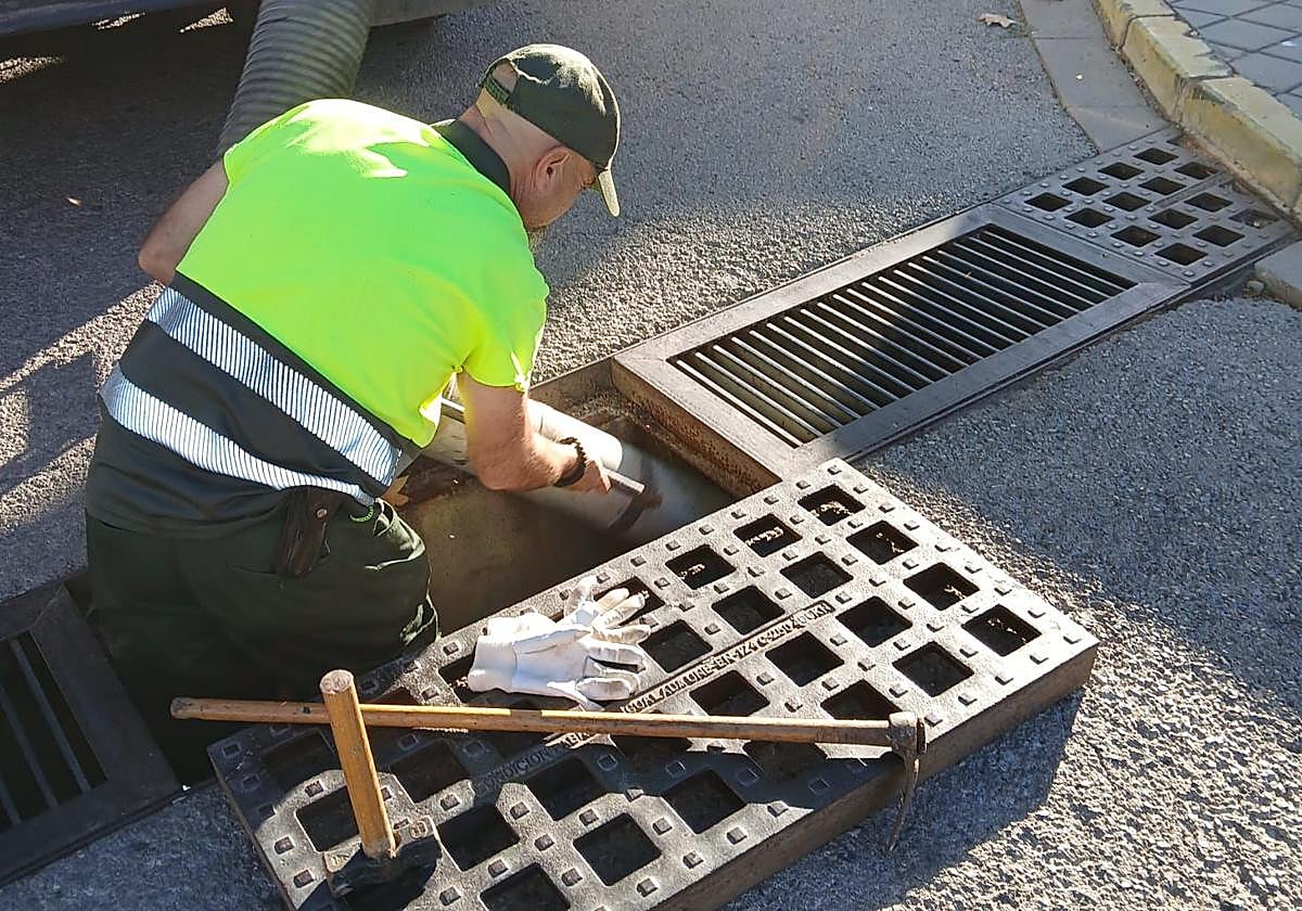 Limpieza en imbornales de Manises.