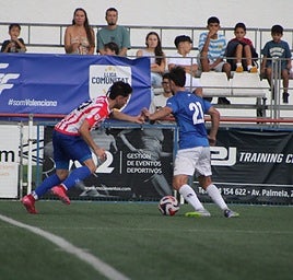Un jugador del Jávea ante un rival.