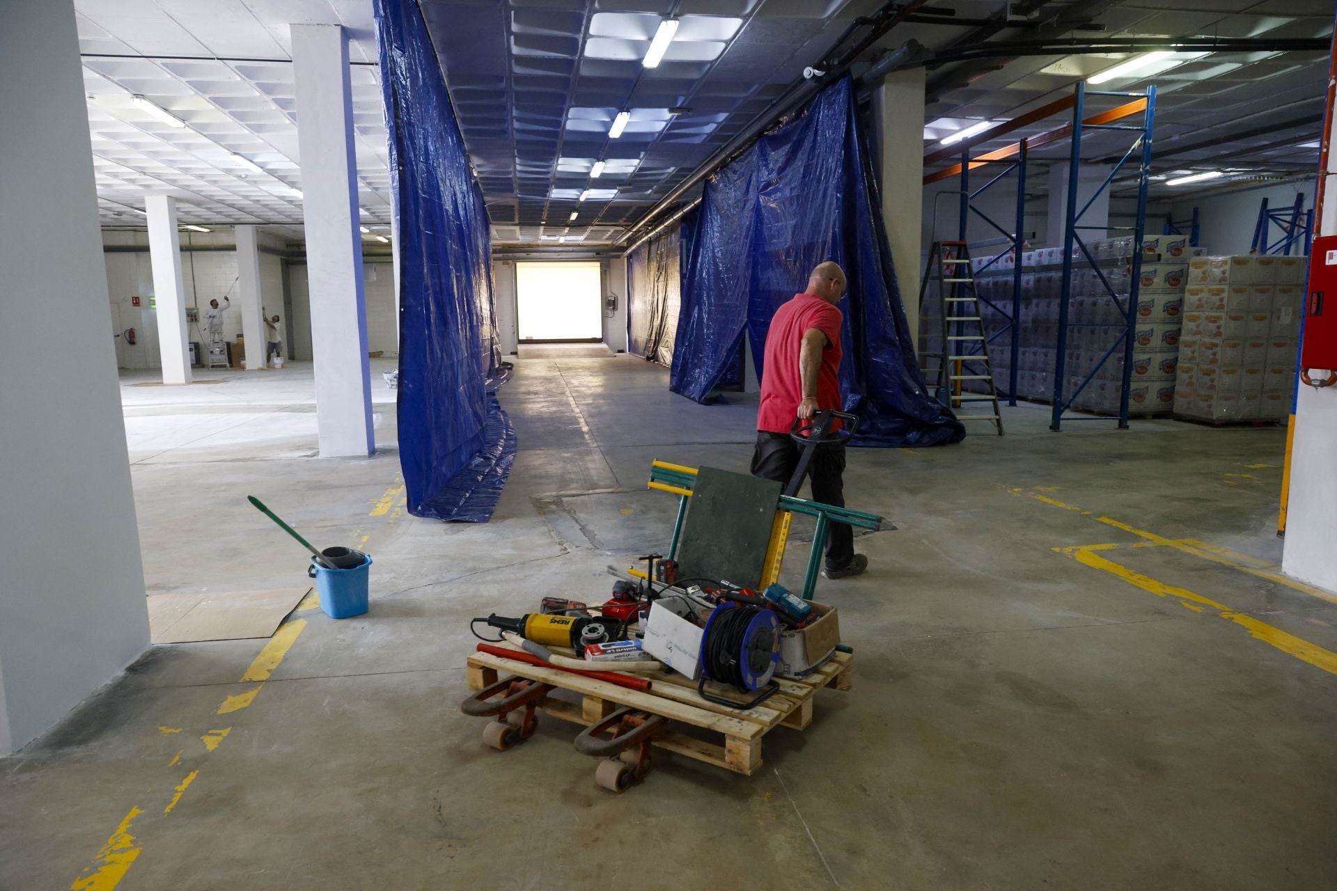 Antes y después de la fábrica de Monchitos de Paiporta tras la dana