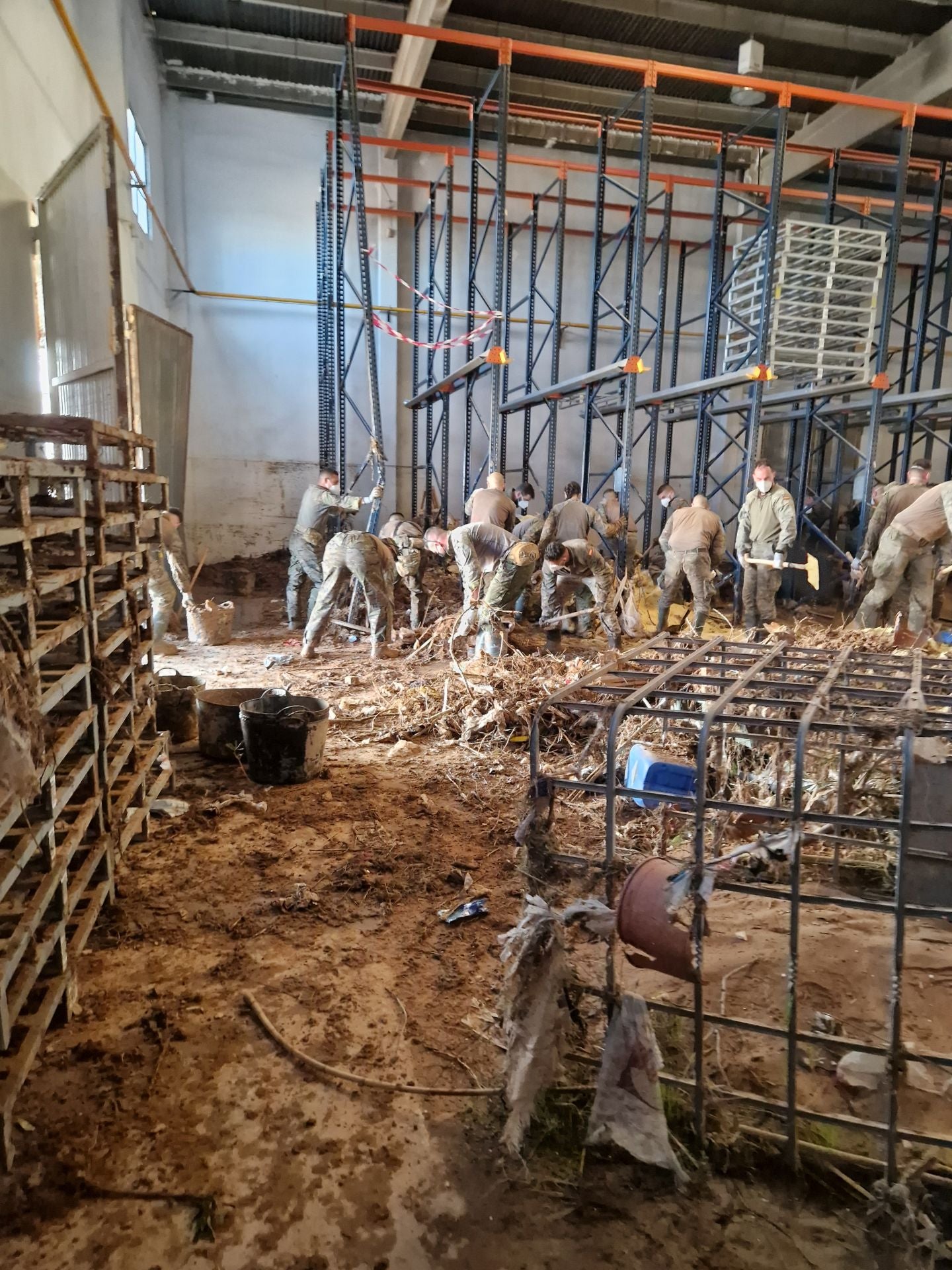 Antes y después de la fábrica de Monchitos de Paiporta tras la dana