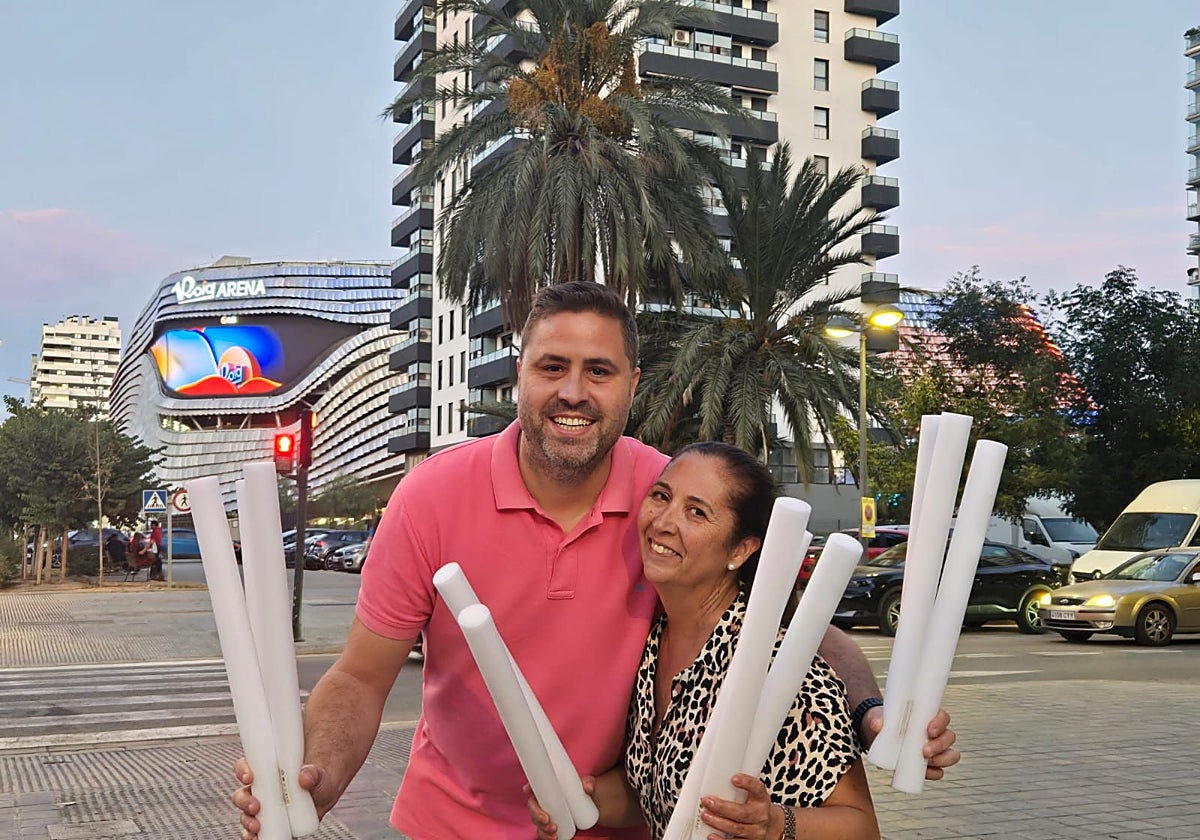 Miguel Rueda y Carmen Castillo, padres Adriana y Carmen, candidatas de la comisión Río Tajo-Cavite, con los bastones de luz que llevarán para animar a sus hijas.