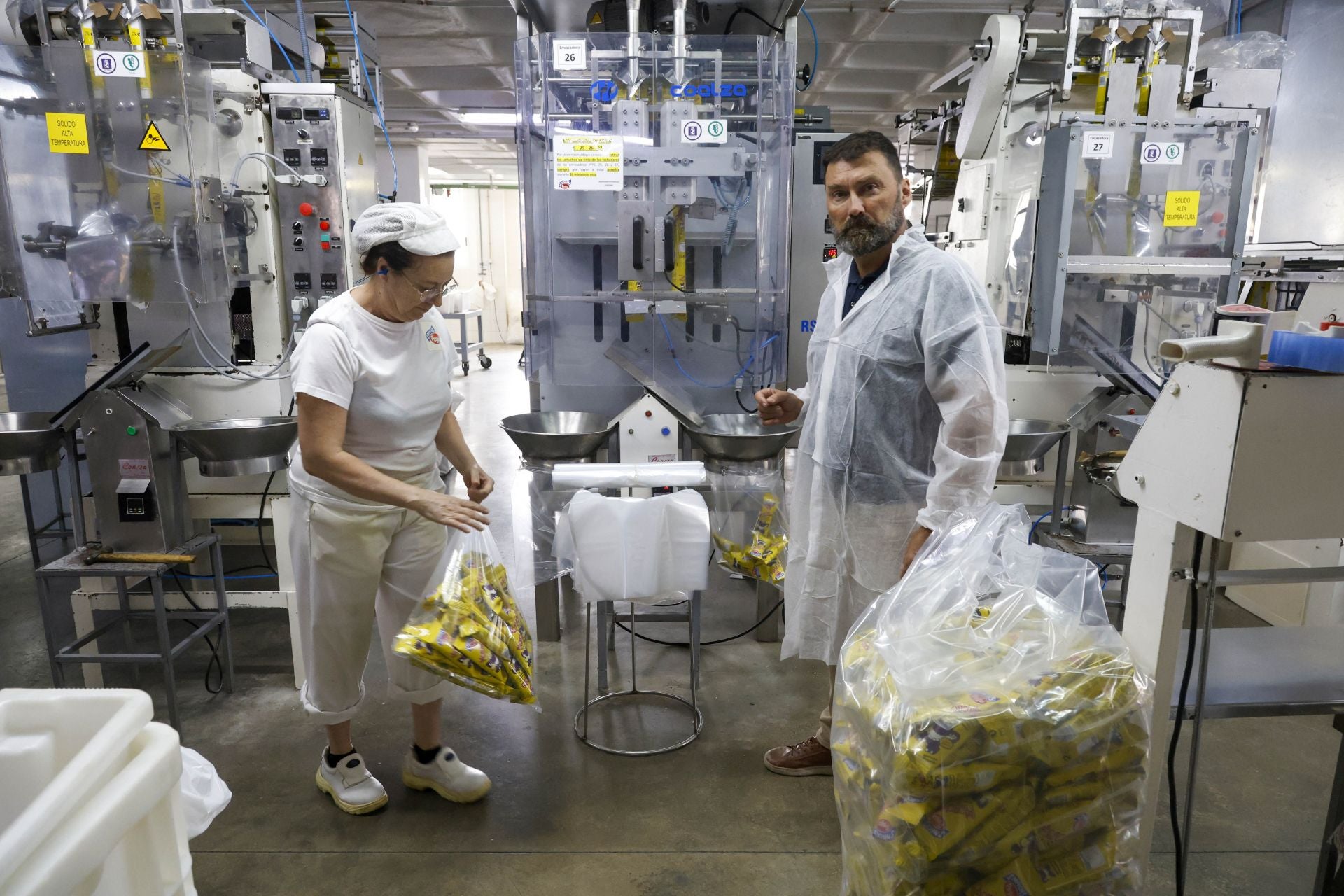 Antes y después de la fábrica de Monchitos de Paiporta tras la dana