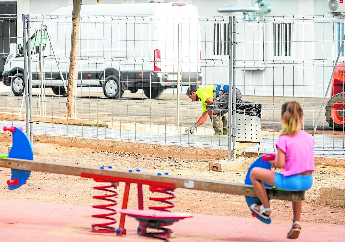 Una niña juega en un parque de Massanassa, uno de los municipios de l'Horta arrasados por la dana.
