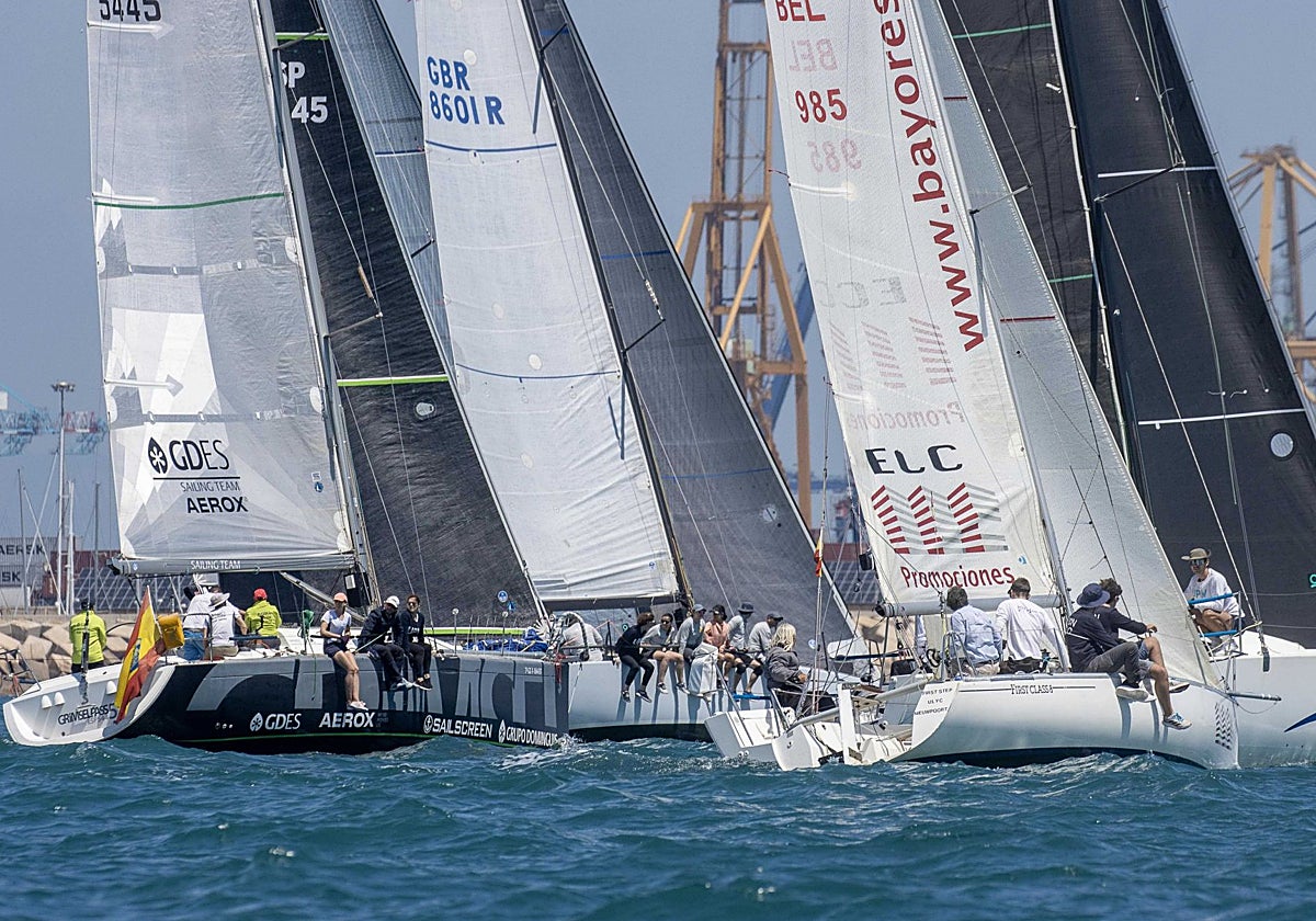 Regata en el puerto de Valencia.