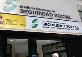 Acceso de la delegación provincial del Instituto Nacional de la Seguridad Social en Alicante, en una imagen de archivo.