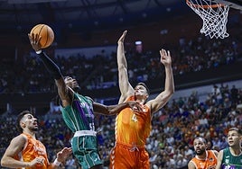 Pradilla, en el partido entre Unicaja y Valencia Basket.