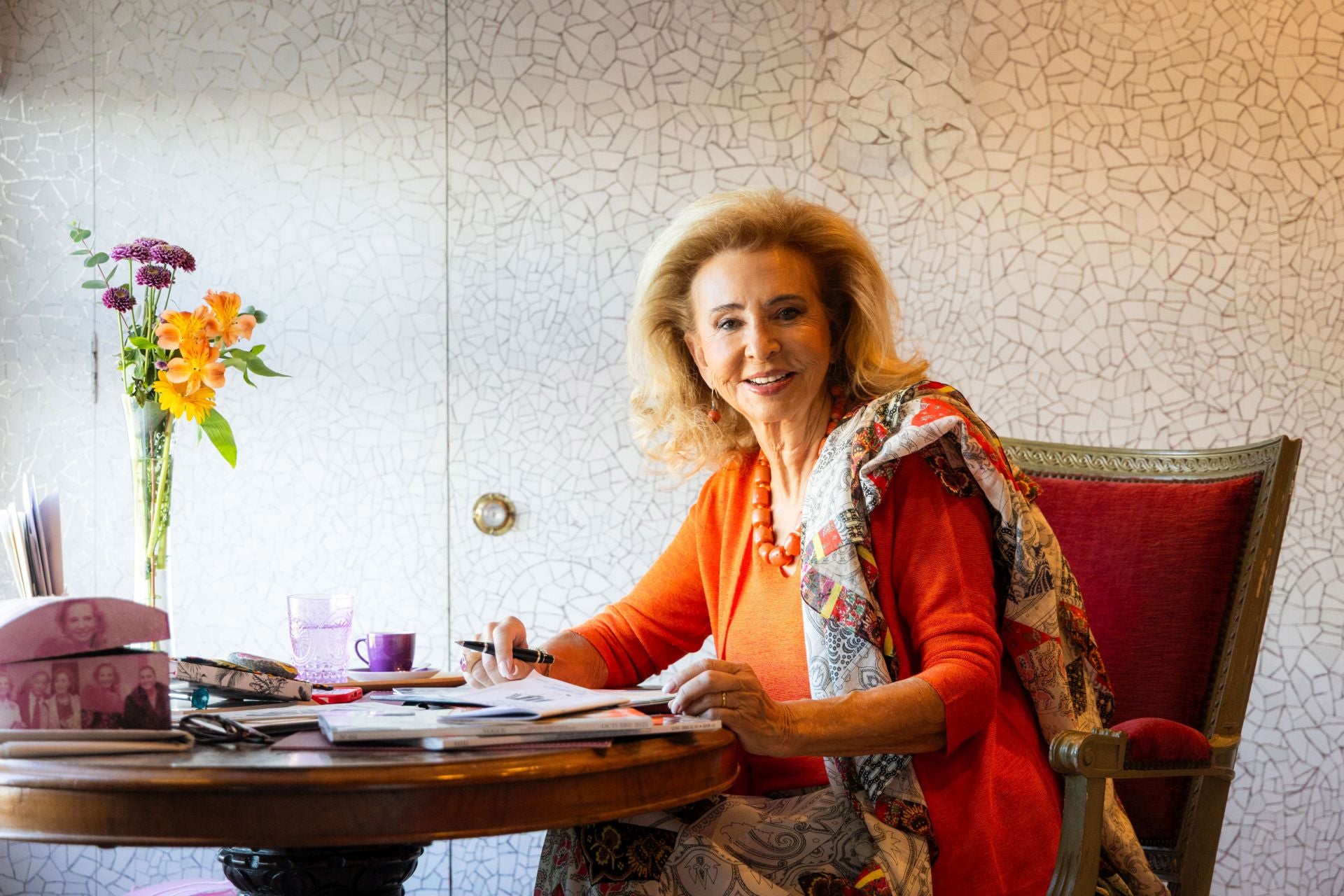 Mayrén Beneyto, en el escritorio donde se sienta a organizar su agenda, con vistas al cauce del río.