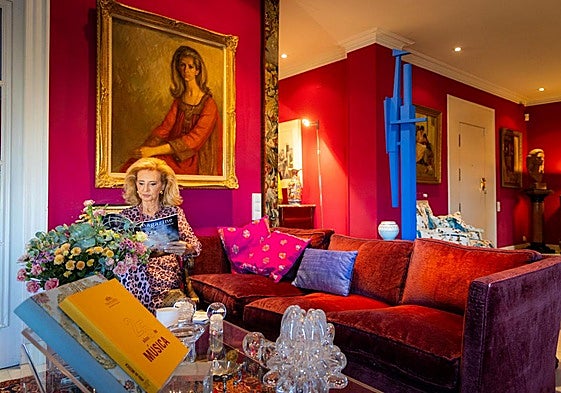 Mayrén Beneyto, en el salón de su casa en Valencia, que preside una escultura de Miquel Navarro y un retrato suyo.