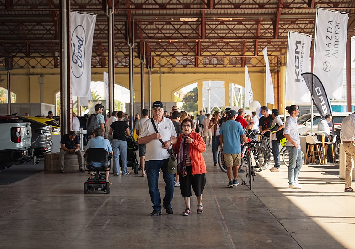 Una vez más, usuarios de todas las edades han acudido al Tinglado 2 de La Marina para conocer la amplia oferta de vehículos electrificados de ECOMOV.