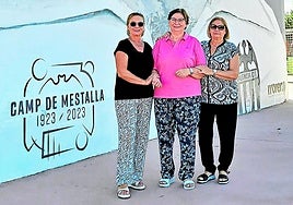 Pilar, Paz y Elo posan en el mural de su tío que hay en el complejo polideportivo de Sueca, que tiene también el campo Antonio Puchades.