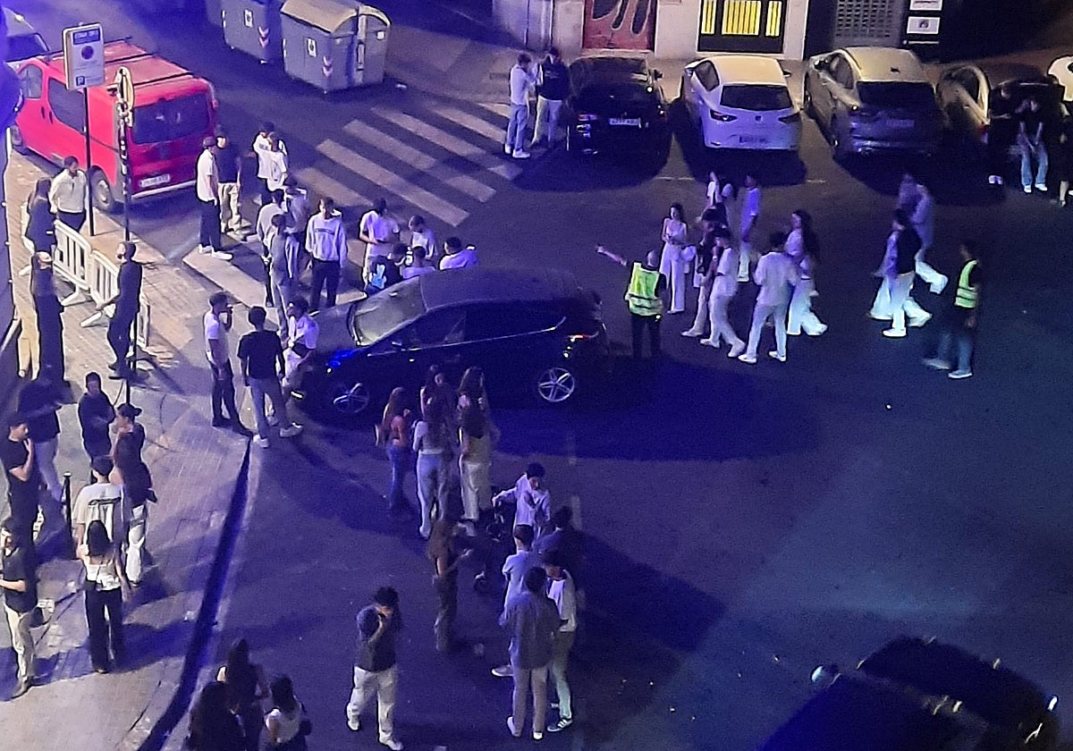 Concentración de jóvenes en torno a una de las discotecas enclavadas en el barrio de la Roqueta.
