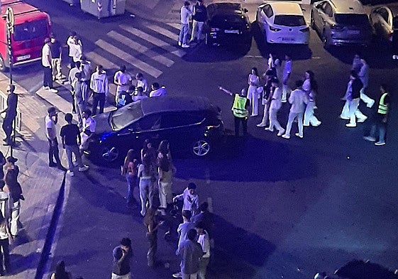 Concentración de jóvenes en torno a una de las discotecas enclavadas en el barrio de la Roqueta.