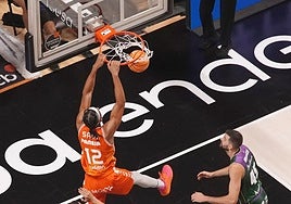 Sako machaca el aro del Unicaja durante la semifinal de la Supercopa.