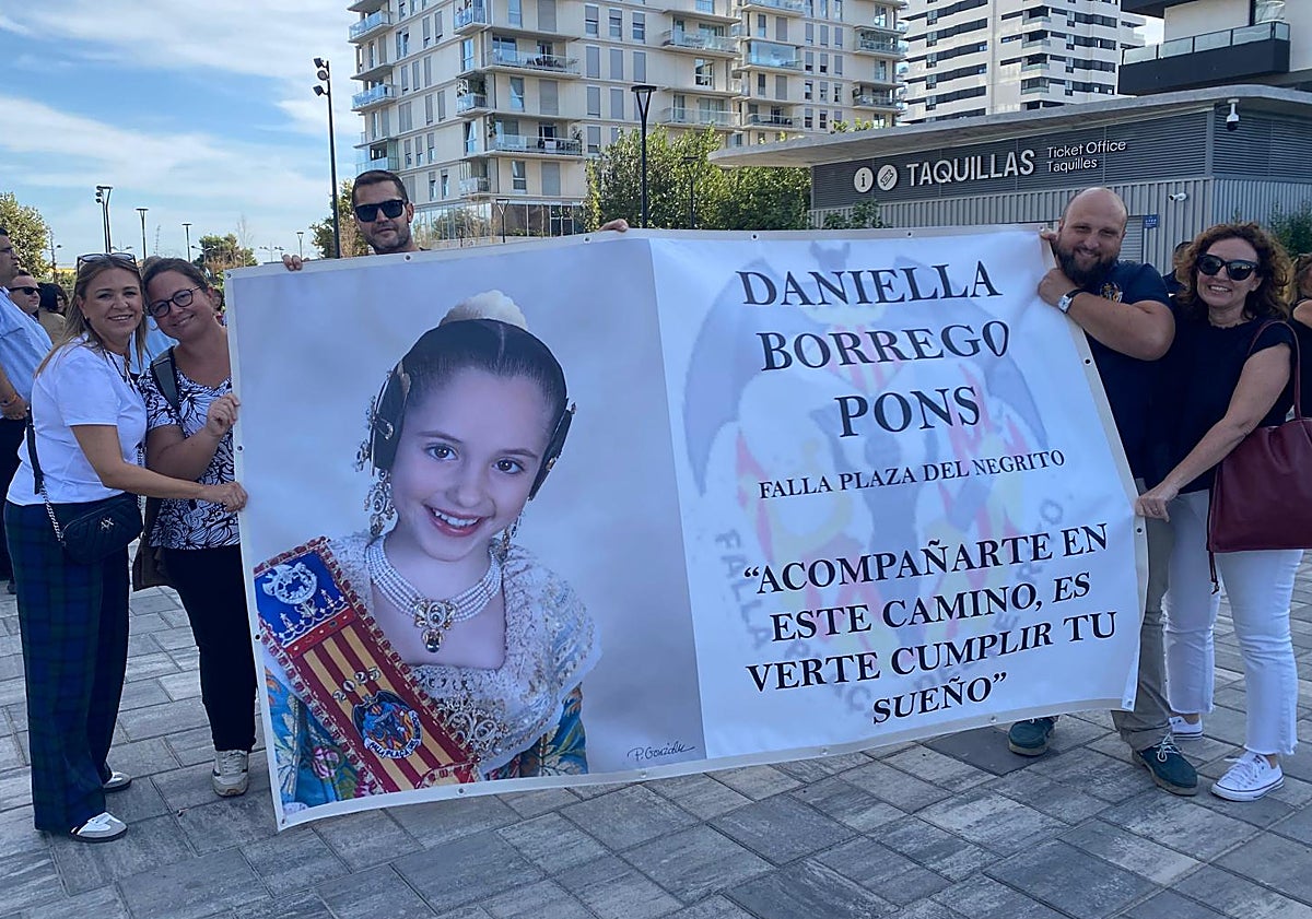 Imagen principal - Ambiente a las puertas del Roig Arena antes de la gala de elección de cortes de honor.