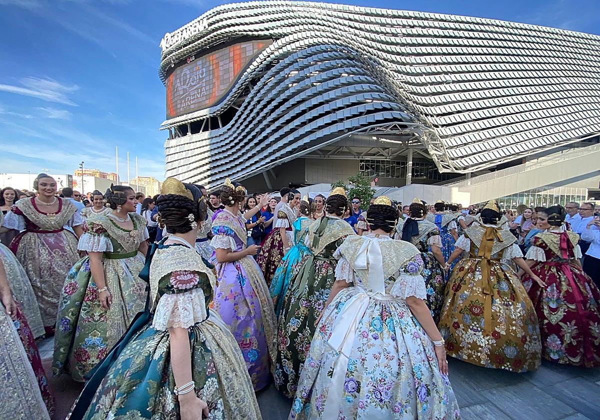 Las candidatas se preparan para acceder al Roig Arena horas antes de la gala de elección.