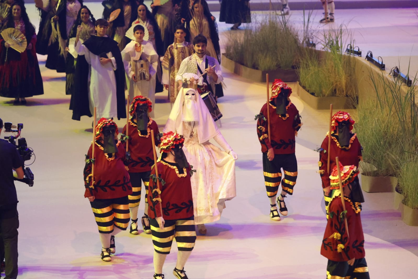 FOTOS | Las mejores imágenes de la gala fallera en el Roig Arena