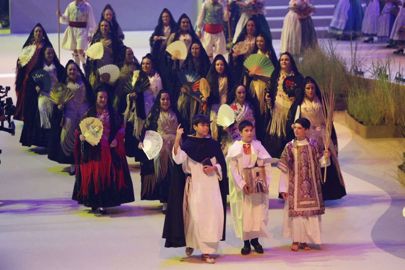 FOTOS | Las mejores imágenes de la gala fallera en el Roig Arena