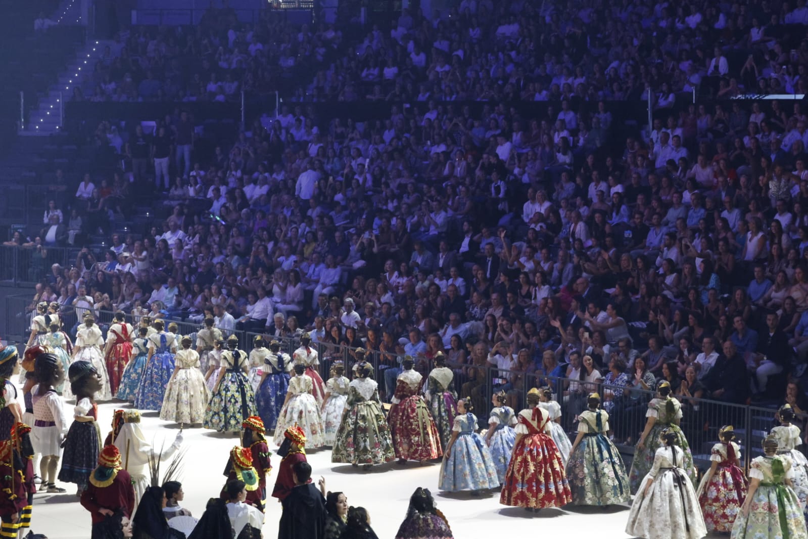 FOTOS | Las mejores imágenes de la gala fallera en el Roig Arena