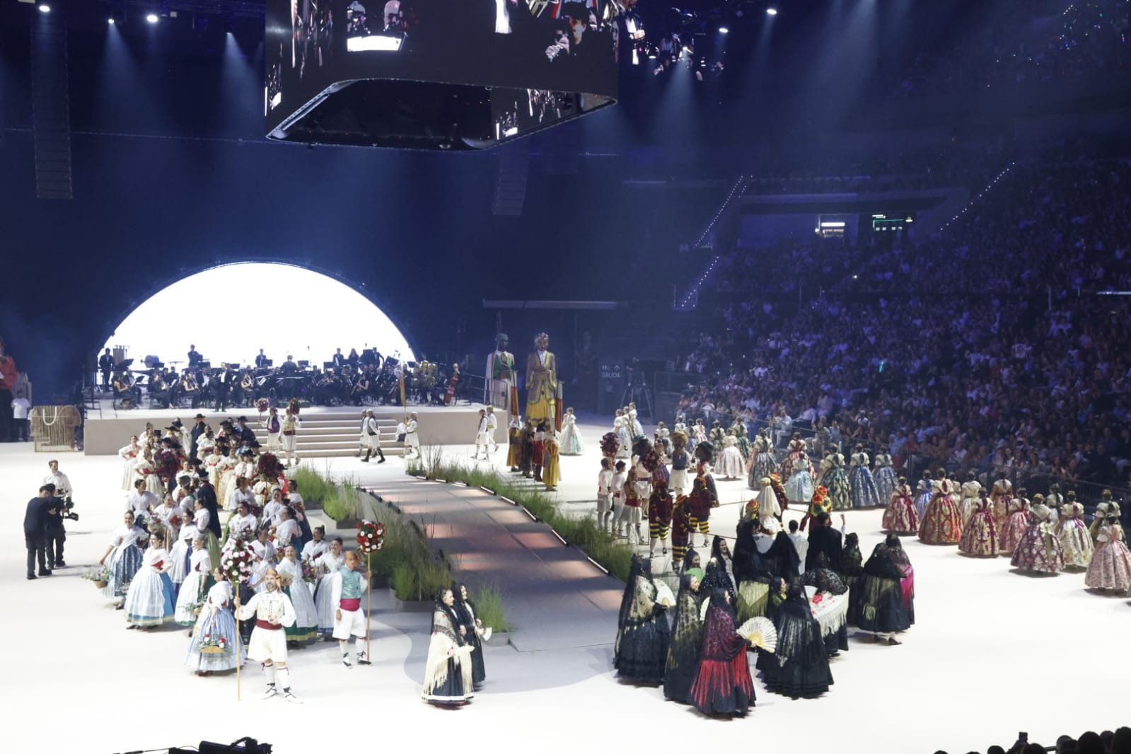 FOTOS | Las mejores imágenes de la gala fallera en el Roig Arena