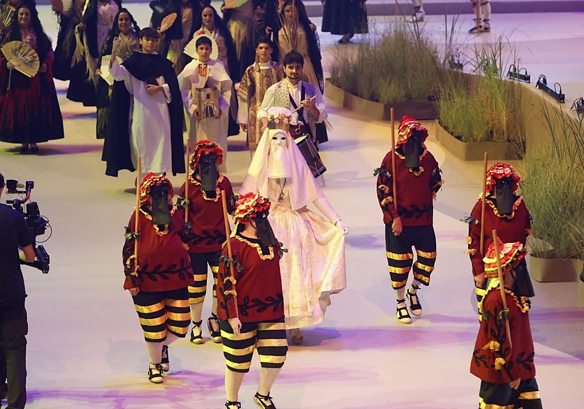Personajes de las fiestas y tradiciones valencianas en la gala de lección de las cortes de honor 2026.