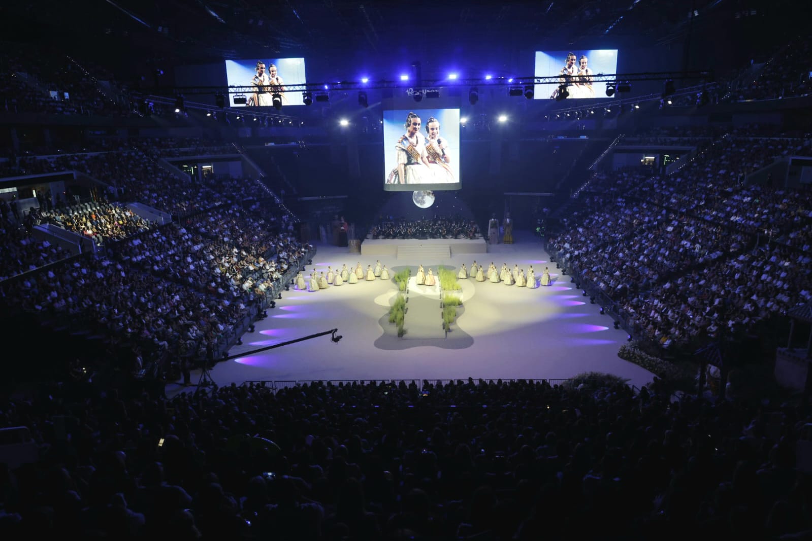 FOTOS | Las mejores imágenes de la gala fallera en el Roig Arena