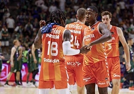 Los jugadores de Valencia Basket celebran el triunfo ante Unicaja.