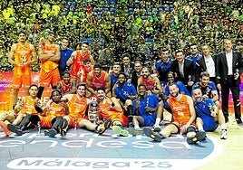Los jugadores de Valencia Basket celebran el título.