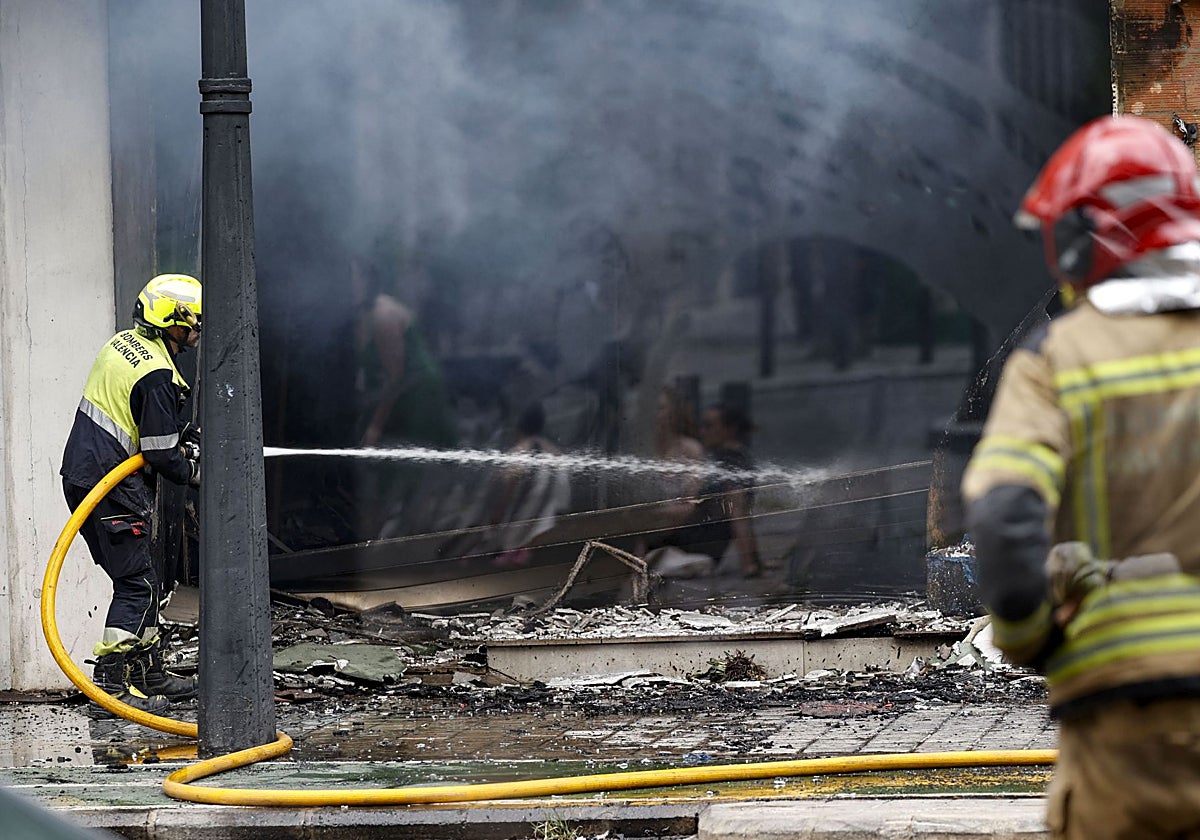 Miembros del Servicio Municipal de Valencia trabajan en la extinción de un incendio, en una imagen de archivo.