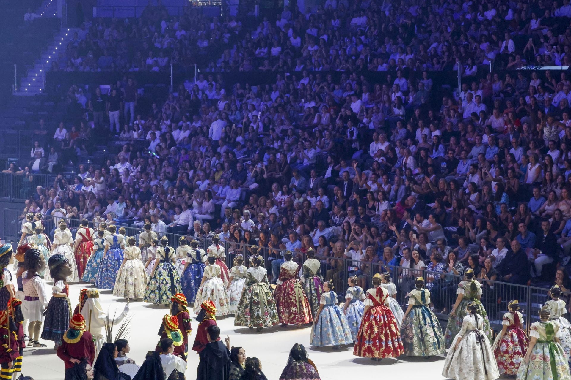 FOTOS | Las mejores imágenes de la gala fallera en el Roig Arena