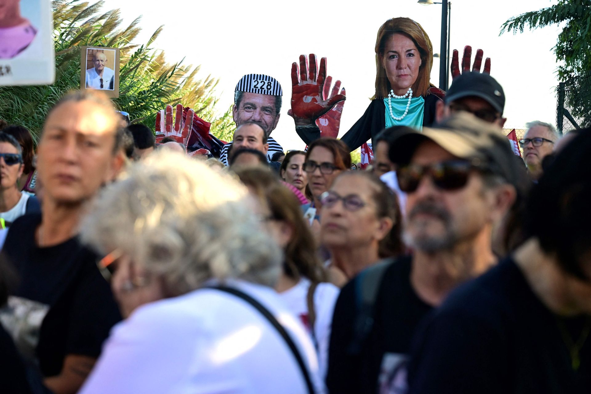 FOTOS | Dos manifestaciones salen desde Paiporta y Valencia para pedir la dimisión de Mazón