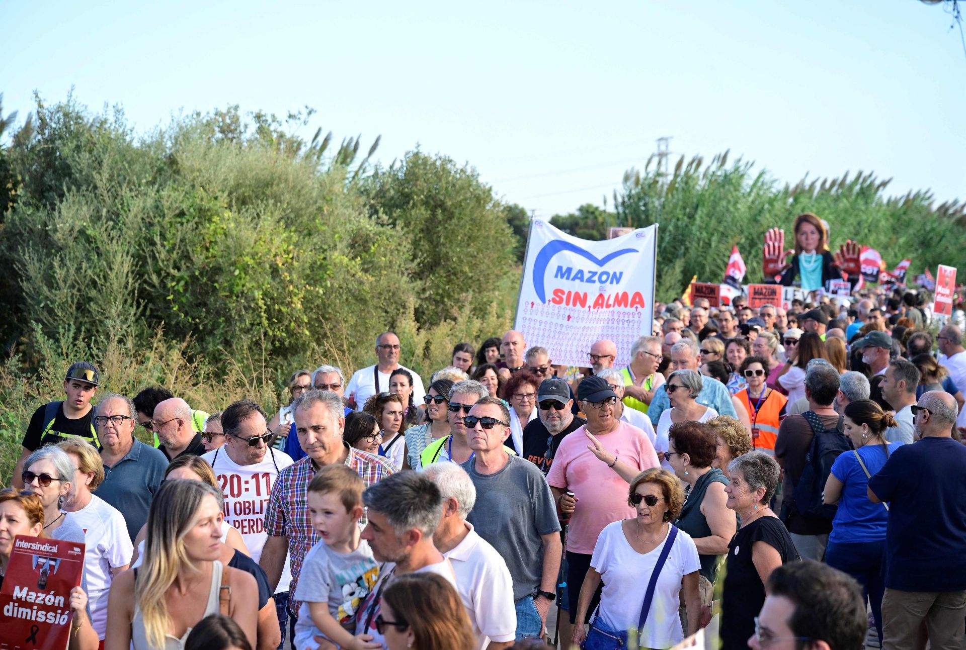 FOTOS | Dos manifestaciones salen desde Paiporta y Valencia para pedir la dimisión de Mazón