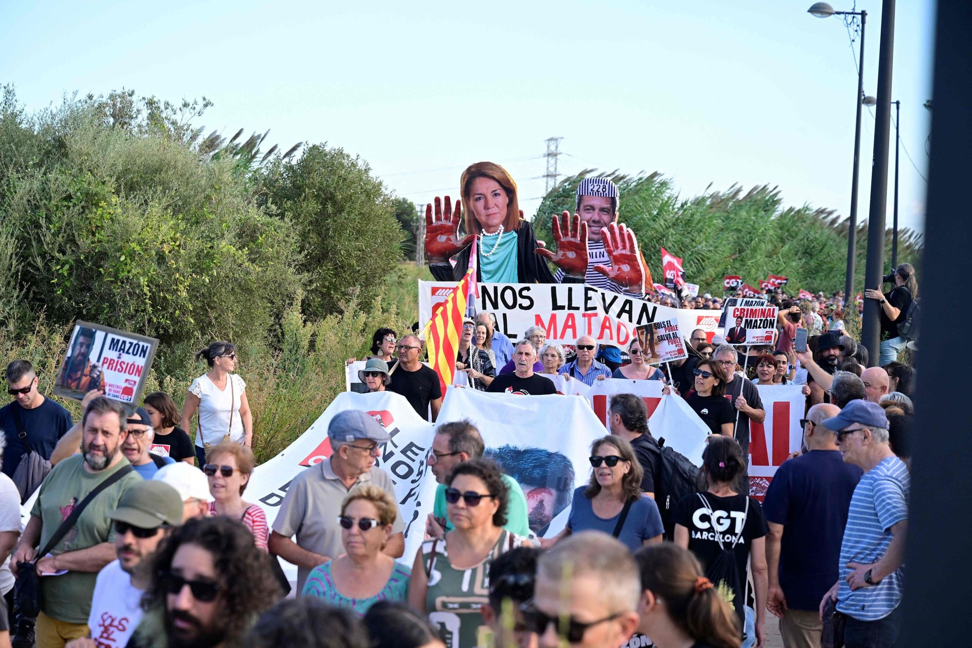 FOTOS | Dos manifestaciones salen desde Paiporta y Valencia para pedir la dimisión de Mazón