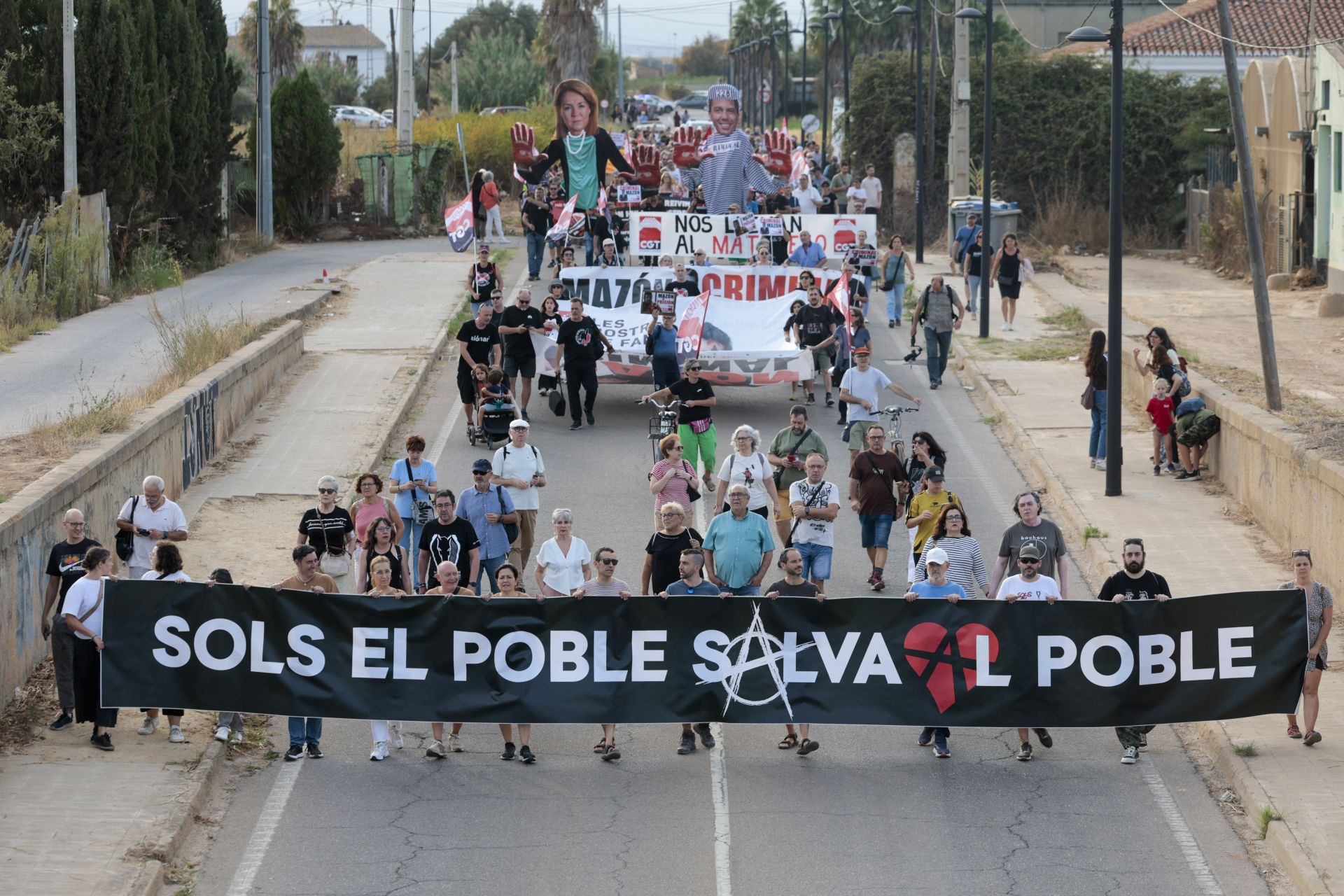 FOTOS | Dos manifestaciones salen desde Paiporta y Valencia para pedir la dimisión de Mazón