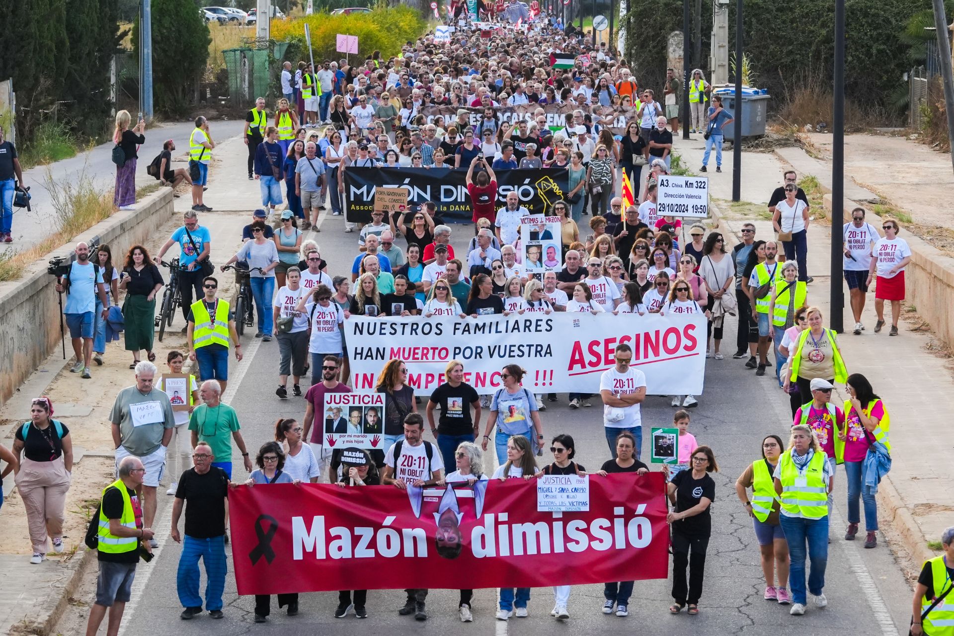 FOTOS | Dos manifestaciones salen desde Paiporta y Valencia para pedir la dimisión de Mazón