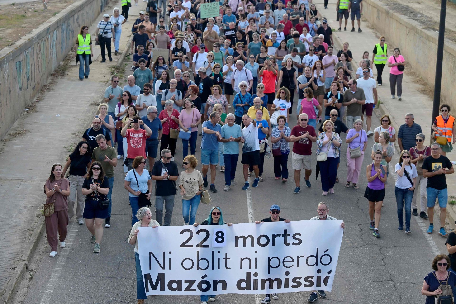FOTOS | Dos manifestaciones salen desde Paiporta y Valencia para pedir la dimisión de Mazón