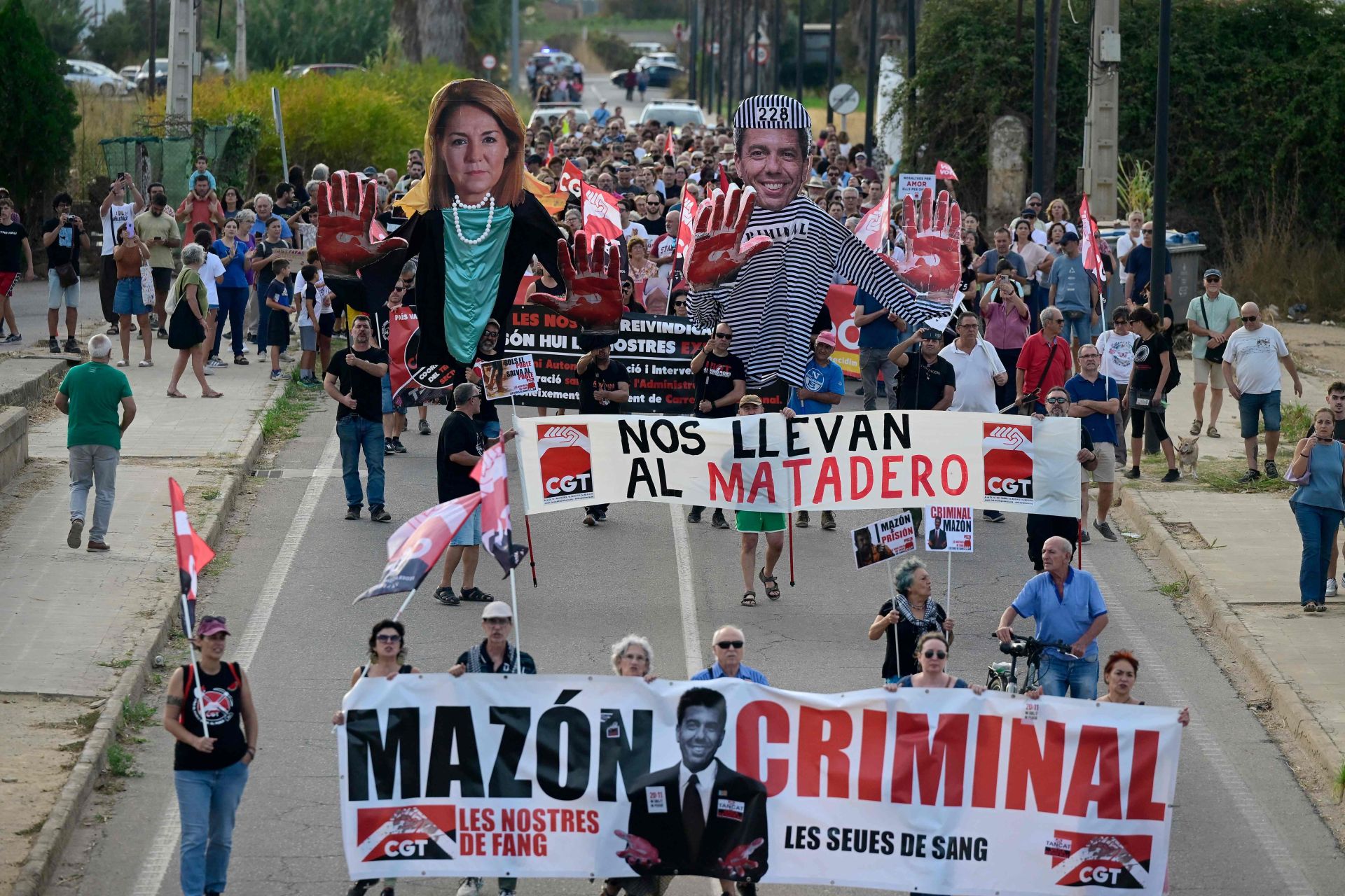 FOTOS | Dos manifestaciones salen desde Paiporta y Valencia para pedir la dimisión de Mazón