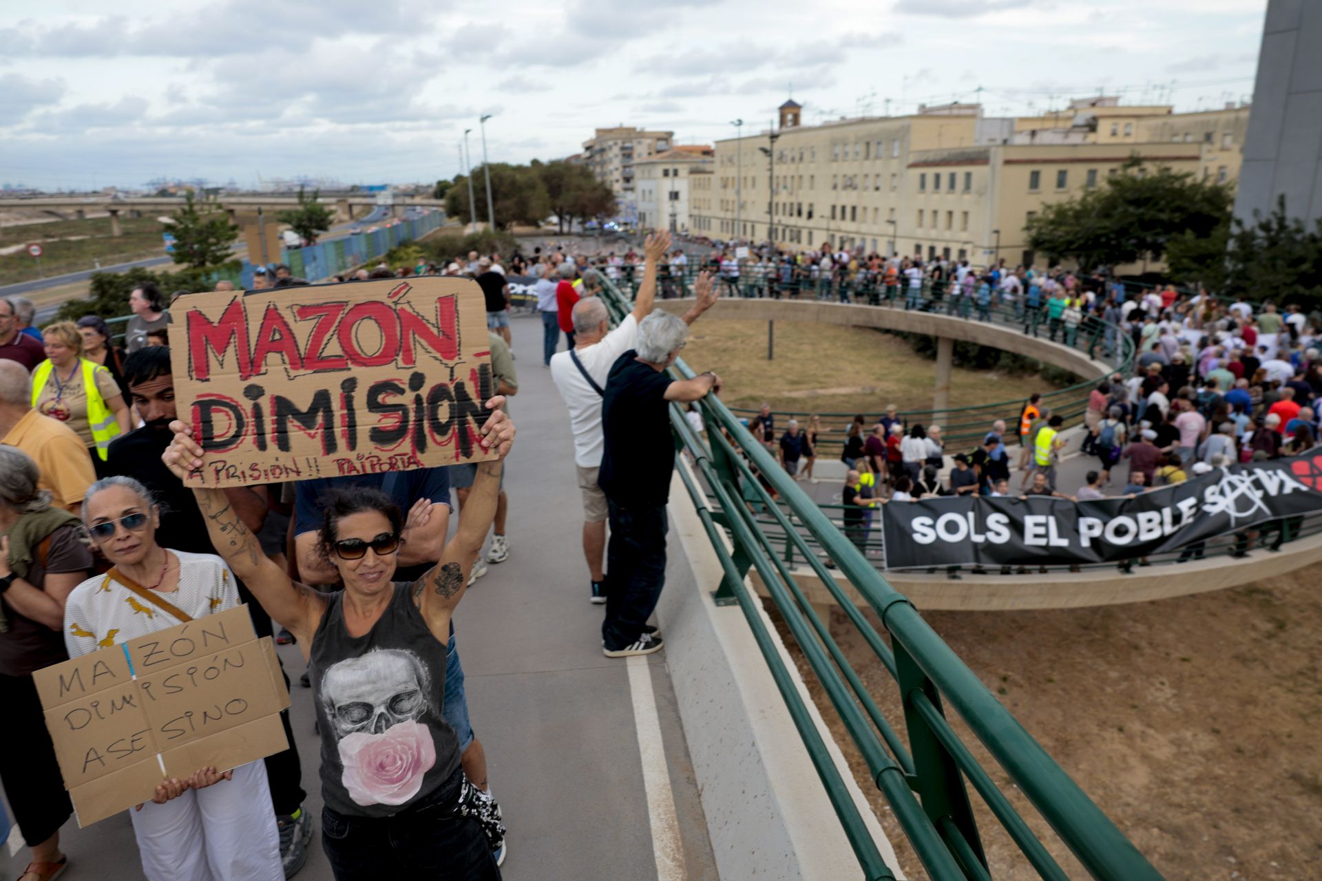 FOTOS | Dos manifestaciones salen desde Paiporta y Valencia para pedir la dimisión de Mazón