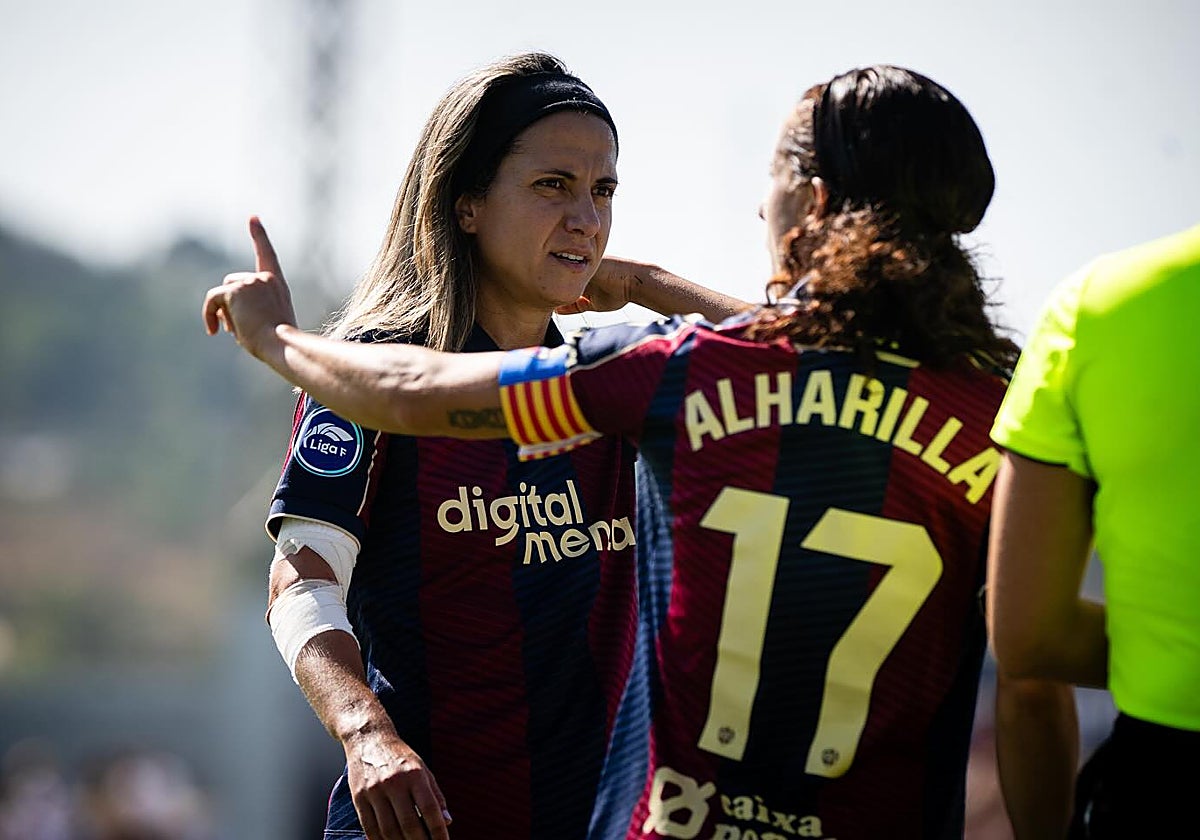 Dolores Silva y Alharilla debaten una acción.