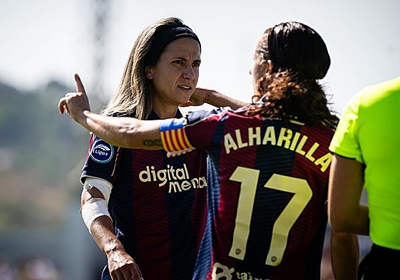 Dolores Silva y Alharilla debaten una acción.