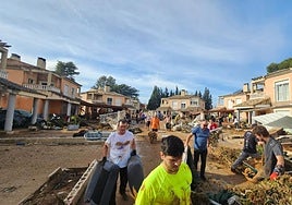 Limpieza de una urbanización en Godelleta tras la dana.
