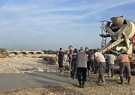 Voluntarios de la Sociedad de Cazadores abren un acceso a Cheste en el barranco del Poyo tras la dana.
